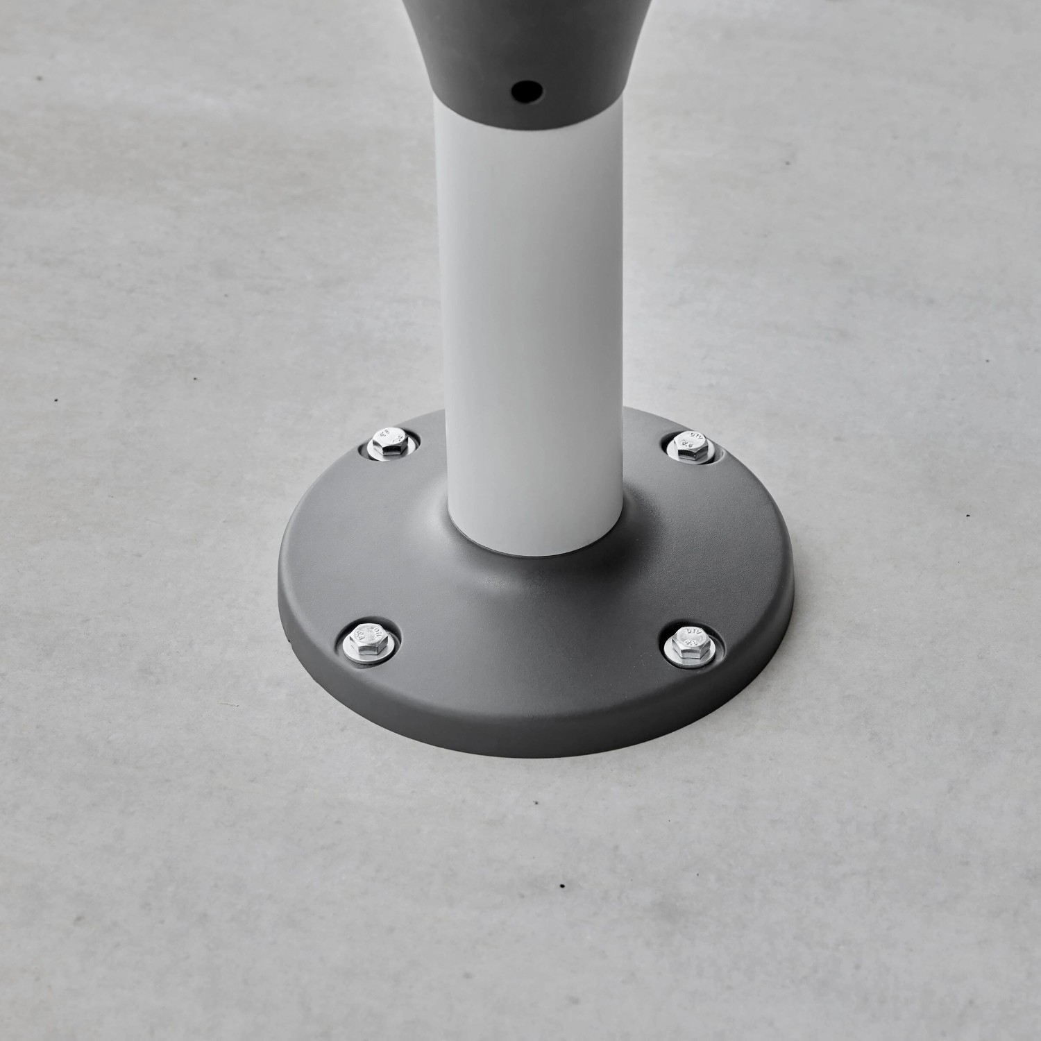 Detailaufnahme: Befestigung der Gardena Terrassen-Schlauchbox RollUp S am Boden.