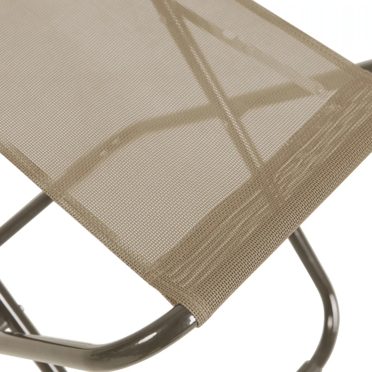 Detailaufnahme: Svita Tomra Liegestuhl/Campingstuhl (taupe) mit Hocker, Kunststoffgewebe und Stahlrahmen.