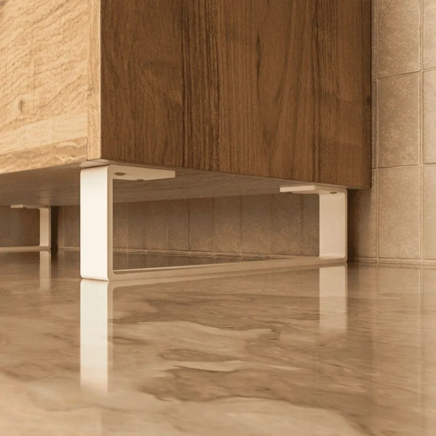 Weiße HEVVA LUXEMBURG Möbelfüße (10 cm) unter Holzschrank auf glänzendem Boden. Stabil & modern.