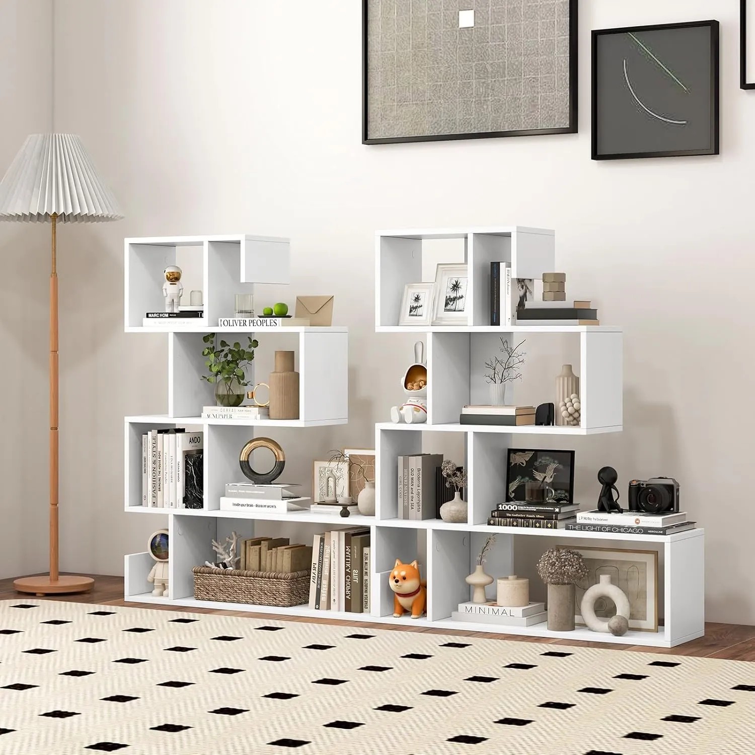 Modernes, weißes S-förmiges Bücherregal mit offenen Fächern für Bücher und Dekoration im Wohnzimmer.