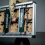 Zusammengeklappter Metabo Multifunktionstisch MWB 100, getragen von einer Person. Mobile Werkbank für vielfältige Arbeiten.