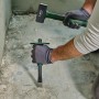 Anwendung: Bosch Fäustel 1 kg beim Stemmen mit Meißel. Hammer mit grünem Griff.