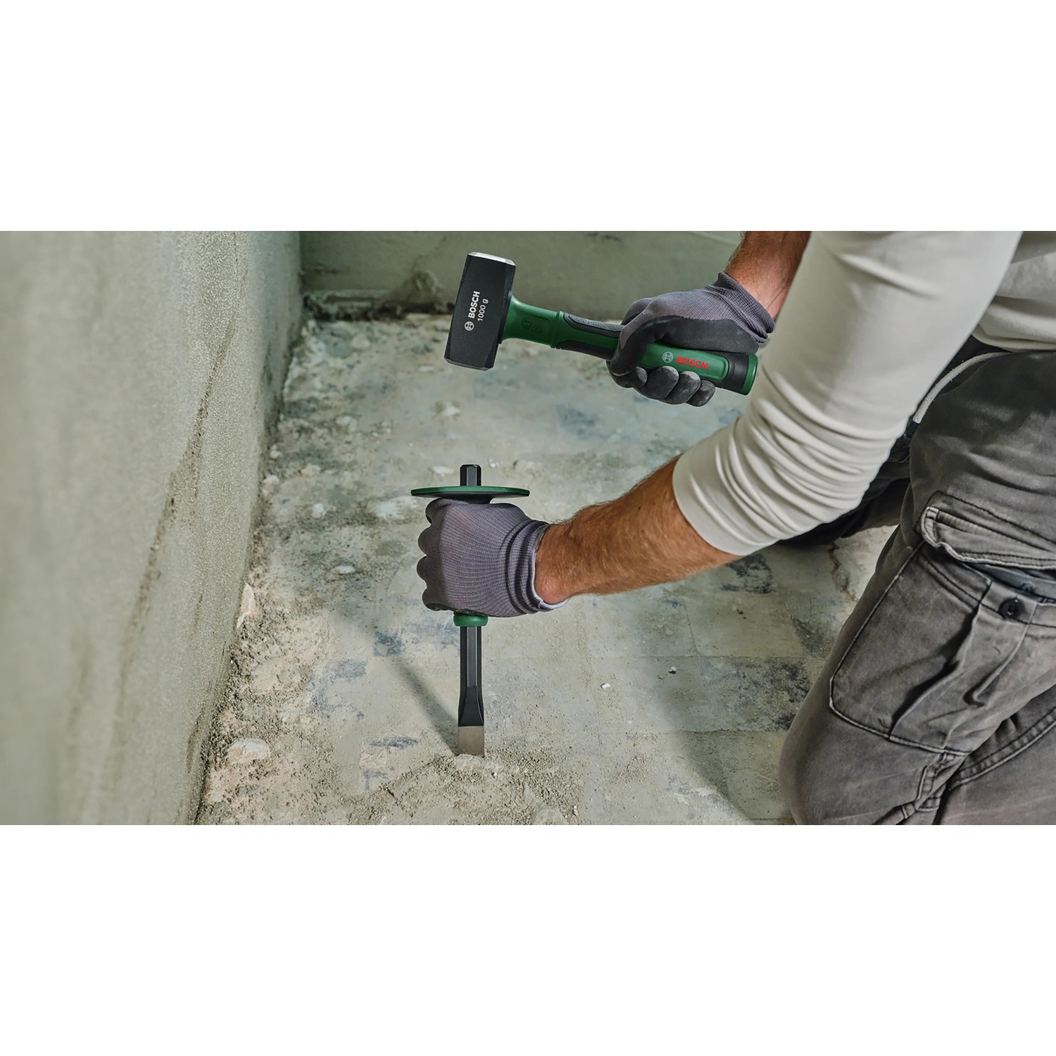 Anwendung: Bosch Fäustel 1 kg beim Stemmen mit Meißel. Hammer mit grünem Griff.