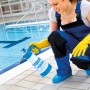 Frau nutzt Gloria CleanMaster CM 12 Drucksprühgerät zur Reinigung von Fliesen am Pool.