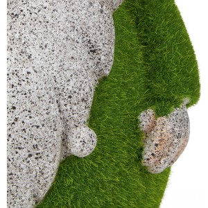 Detailaufnahme: Deko-Zwerg aus Polyresin mit Kunstrasen, Gartendeko für Außen.