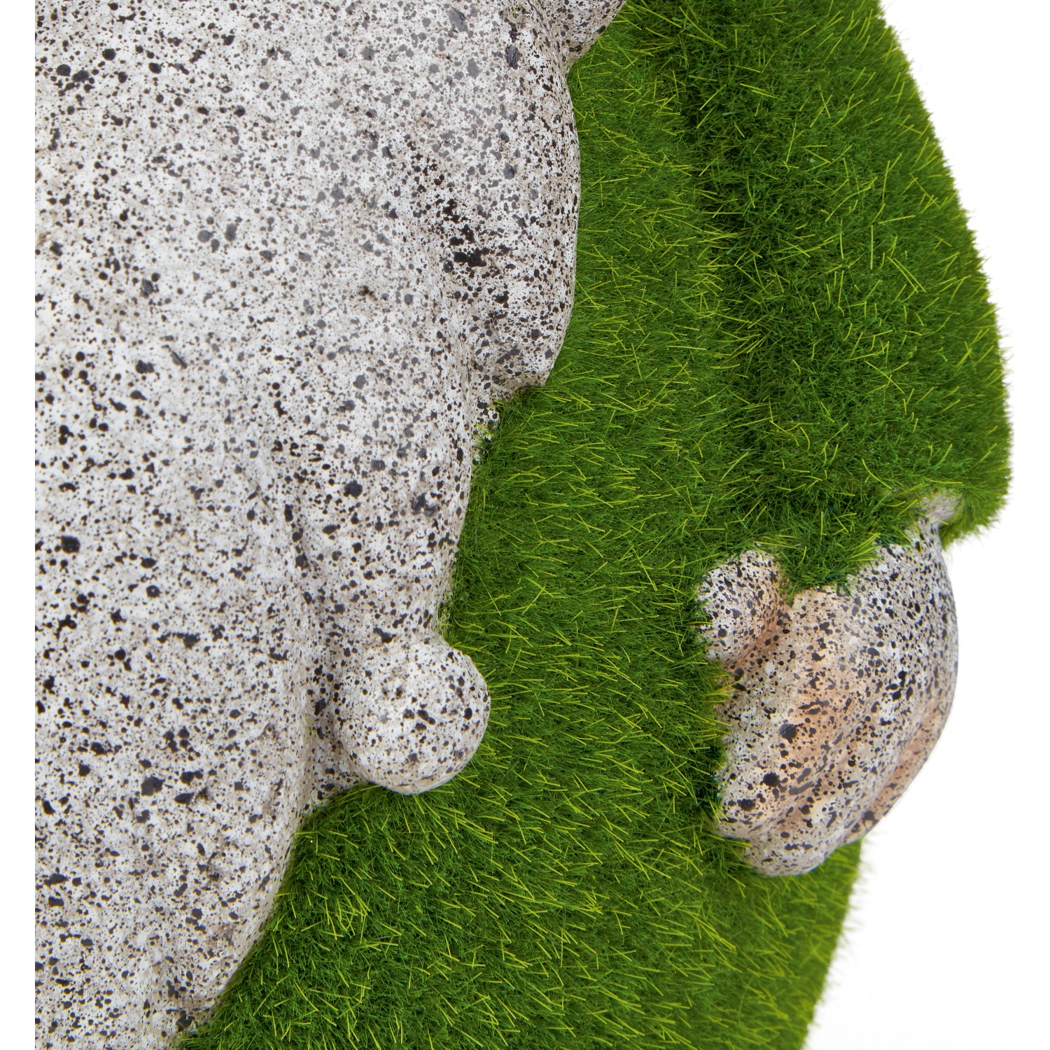 Detailaufnahme: Deko-Zwerg aus Polyresin mit Kunstrasen, Gartendeko für Außen.