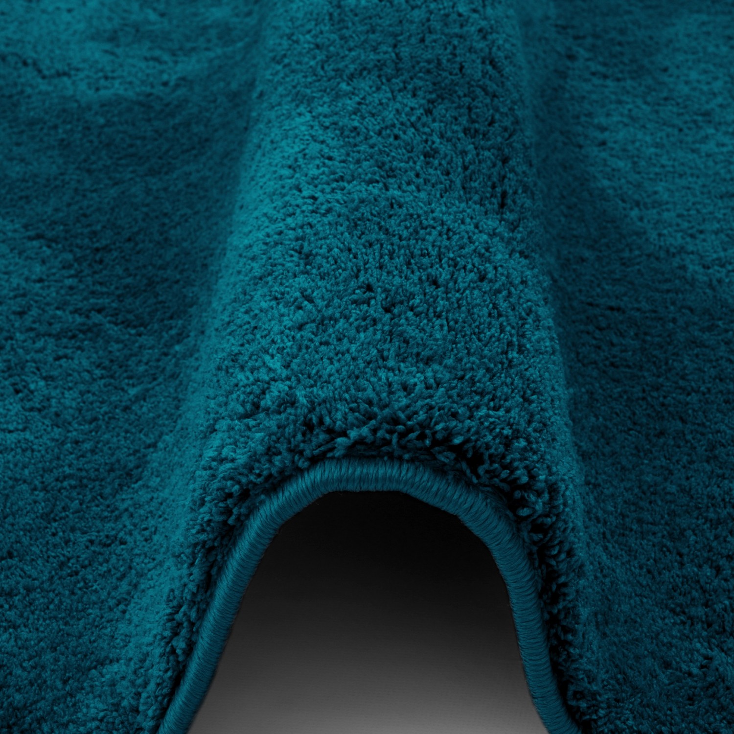 Detailaufnahme: Petrolfarbener Pergamon Hochflor Teppich, super soft, 200x290cm.