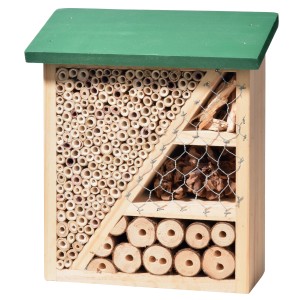 Dobar Insektenhotel aus Holz mit grünen Dach, gefüllt mit Naturmaterialien.