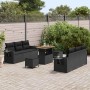 Schwarzes 9-teiliges Garten-Sofa-Set aus Poly Rattan mit Tisch und Hockern.