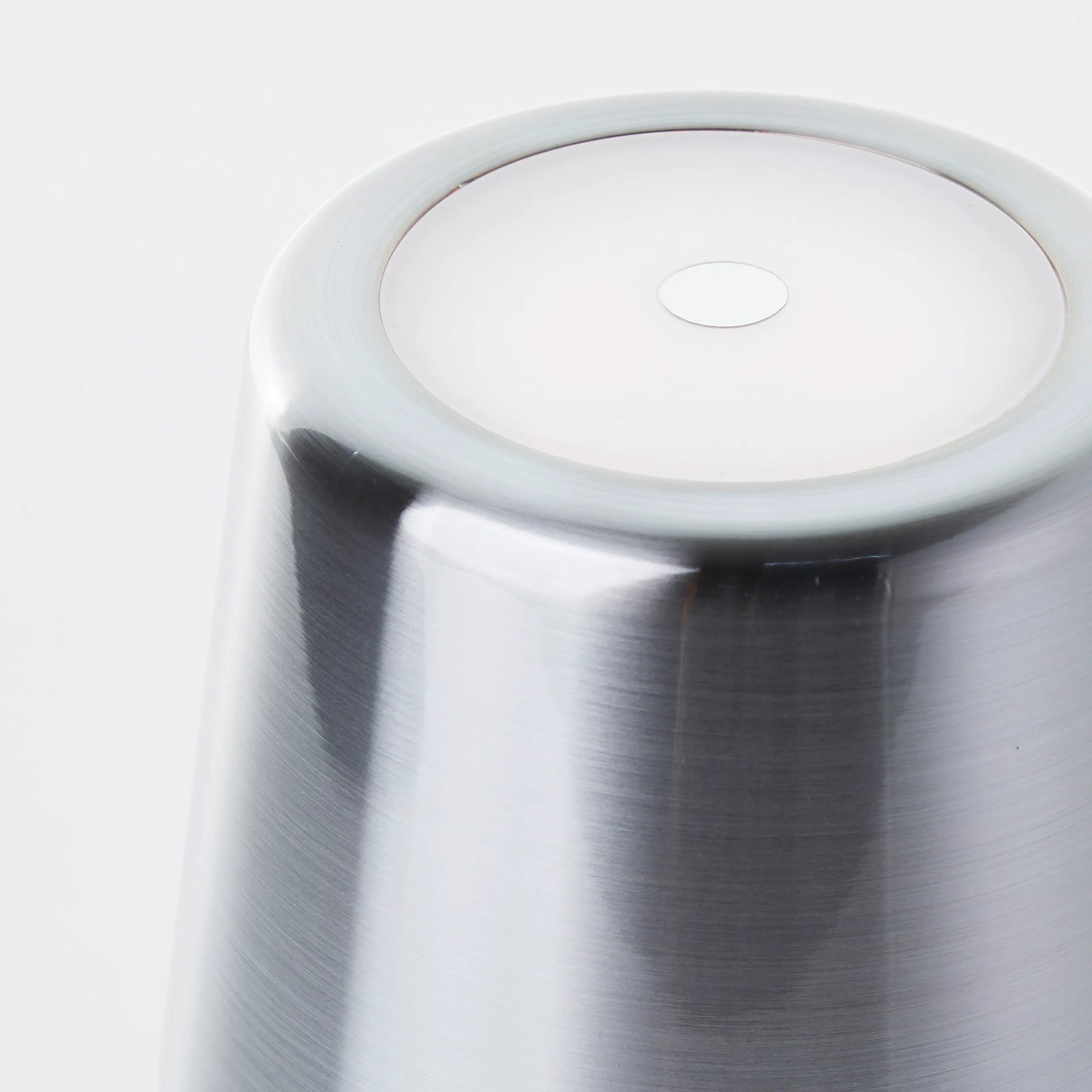 Detailaufnahme: Gebürstete Alu-Basis der Brilliant Xaana Akku-Tischleuchte.