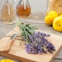 Lavendel 'Hidcote' von GROW by OBI als Bund auf Holzbrett mit Messer und Dekoration.