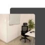Weißes Dalsys PVC Winkelprofil selbstklebend an einer weißen Raumecke. Ideal für Kantenschutz und optische Aufwertung.