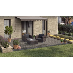 Terrasse mit vorvergrauten Midsommar Terrassendielen und Gartenmöbeln.