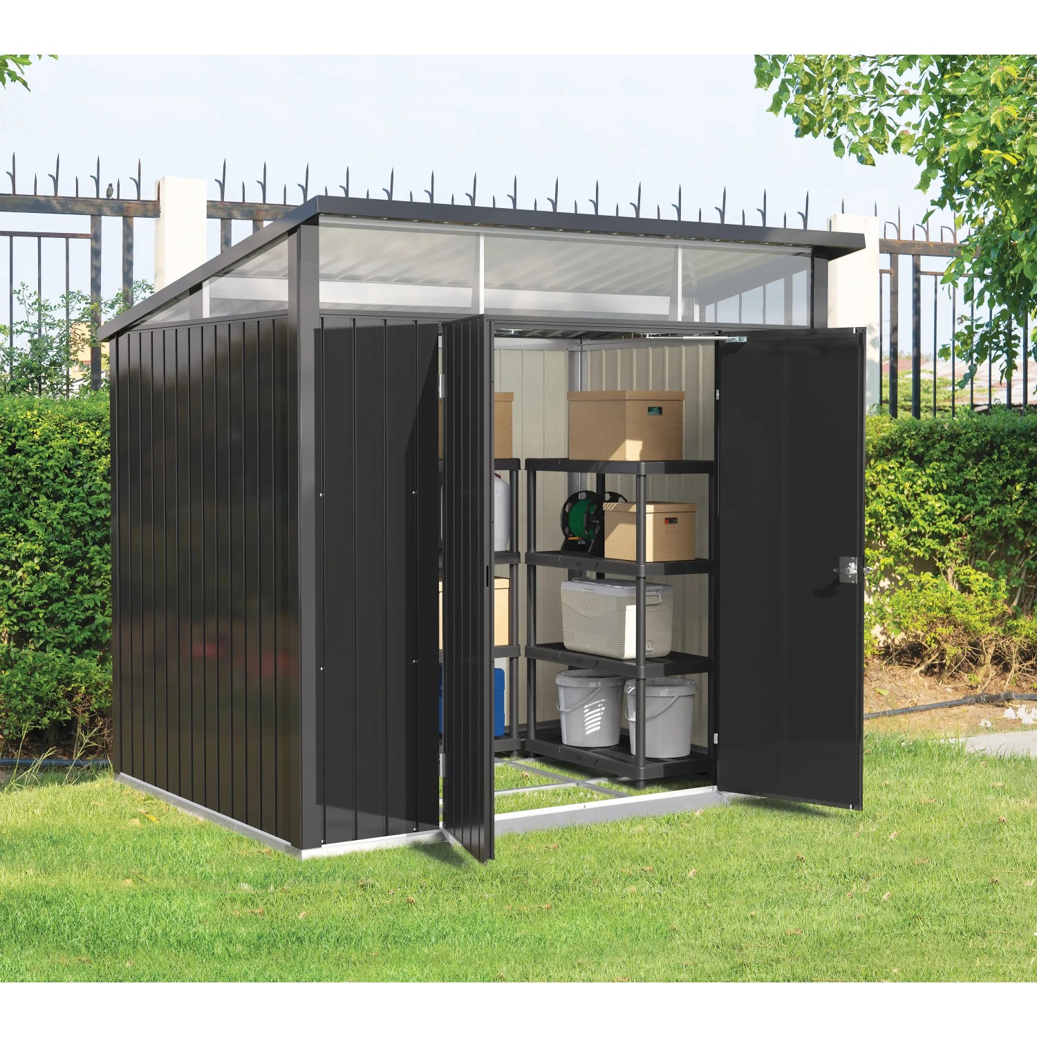 Duramax Metallgerätehaus Palladium 8x6 in Anthrazit mit geöffneten Türen und Regalen im Inneren.
