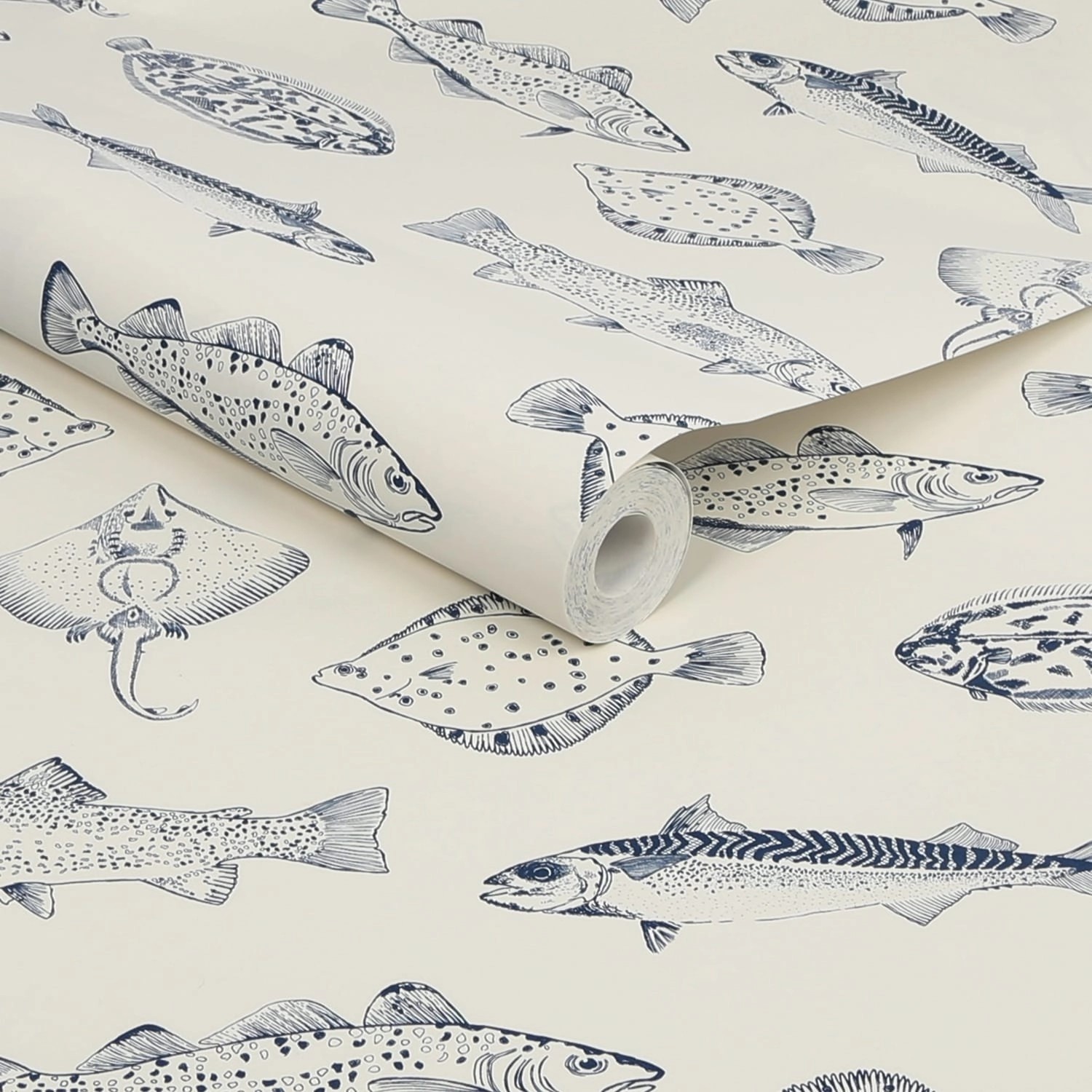 Joules Vliestapete Name The Plaice Coast Blue mit Fischmotiven, Rolle angeschnitten.