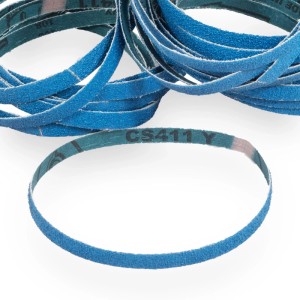 Set blauer Klingspor CS411Y Schleifbänder 9x533 mm für Bandschleifer. Ein Band zeigt den CS411Y Aufdruck.