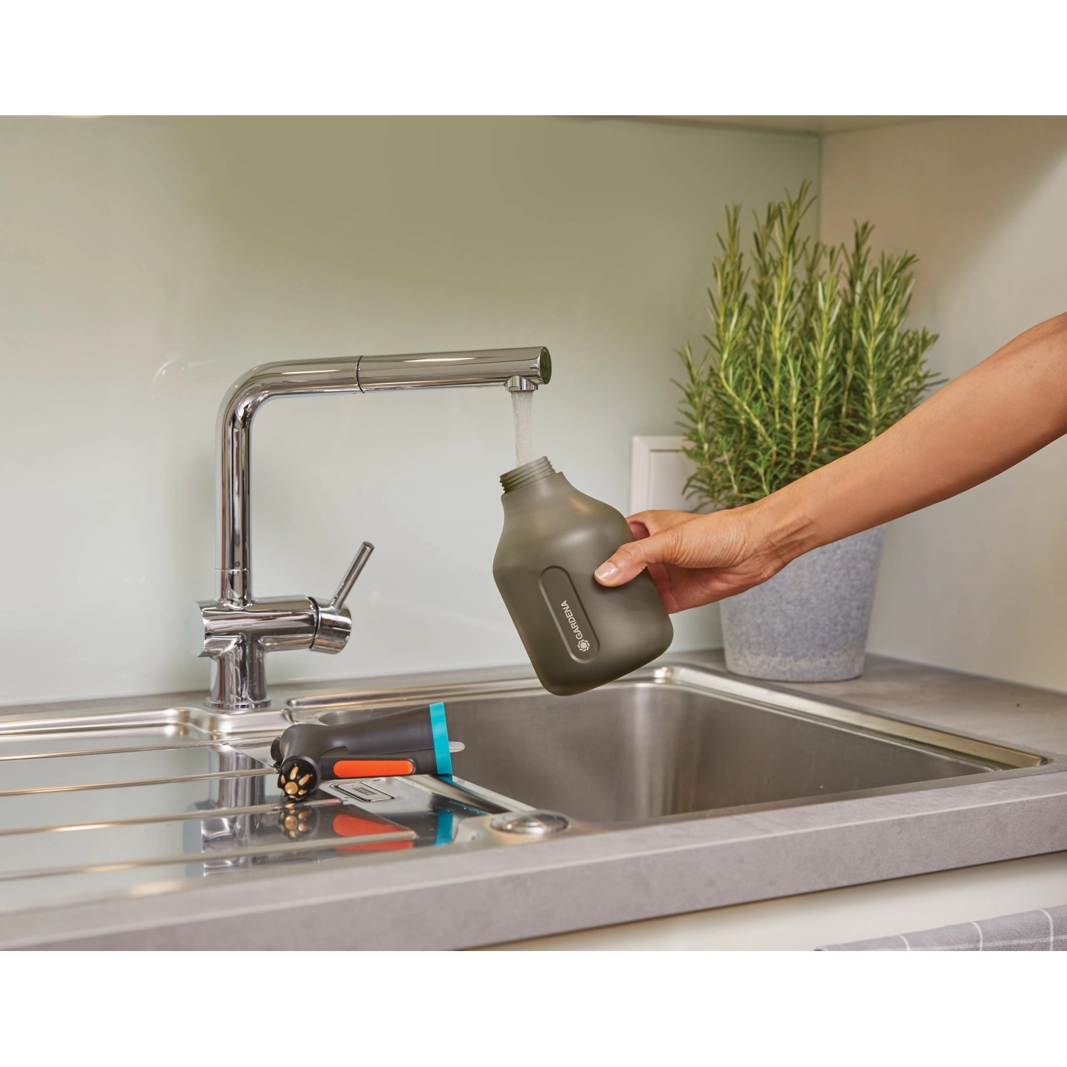 Gardena Pumpsprüher (0,75 l) wird am Wasserhahn befüllt. Ideal für Zimmer-, Terrassen- und Gartenpflanzen.