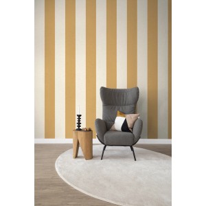 Schöner Wohnen Digitaltapete XXL Streifen in Beige-Gelb an Wand hinter Sessel.