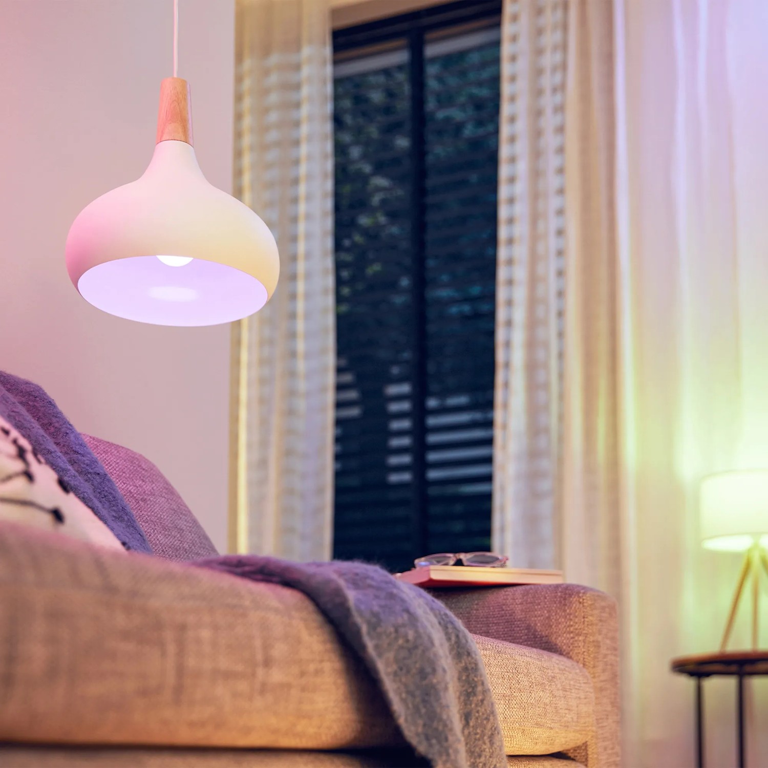 Philips WIZ E27 Glühbirne in Lampe, verschiedene Farben, smarte Steuerung.