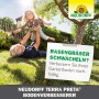 Vater hebt lachende Tochter im Garten hoch. Werbung für Neudorff Terra Preta Boden-Verbesserer.