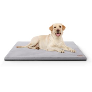 Heller Labrador liegt entspannt auf grauer, orthopädischer Knuffelwuff Hundematte Berrith (120x85cm) mit Kunstfell.