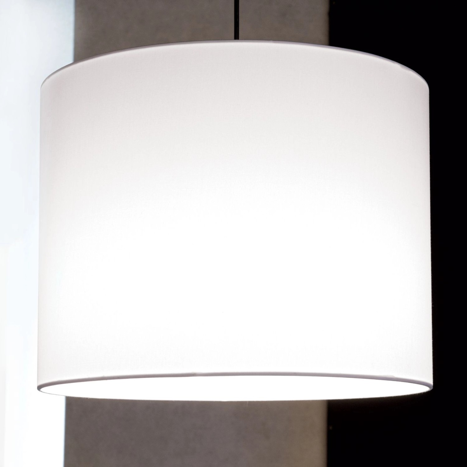 Weißer, runder Orion Lightstyle Lampenschirm aus Stoff, Ø 40 cm, Höhe 30 cm, E27 Fassung.