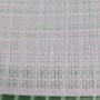 Detailaufnahme der transparenten Aquagart Gitterfolie mit grünem Gittergewebe.