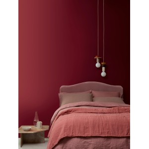 ELLE DECORATION by Crown Wandfarbe Velvetine No. 442, matte rote Wand im Schlafzimmer.