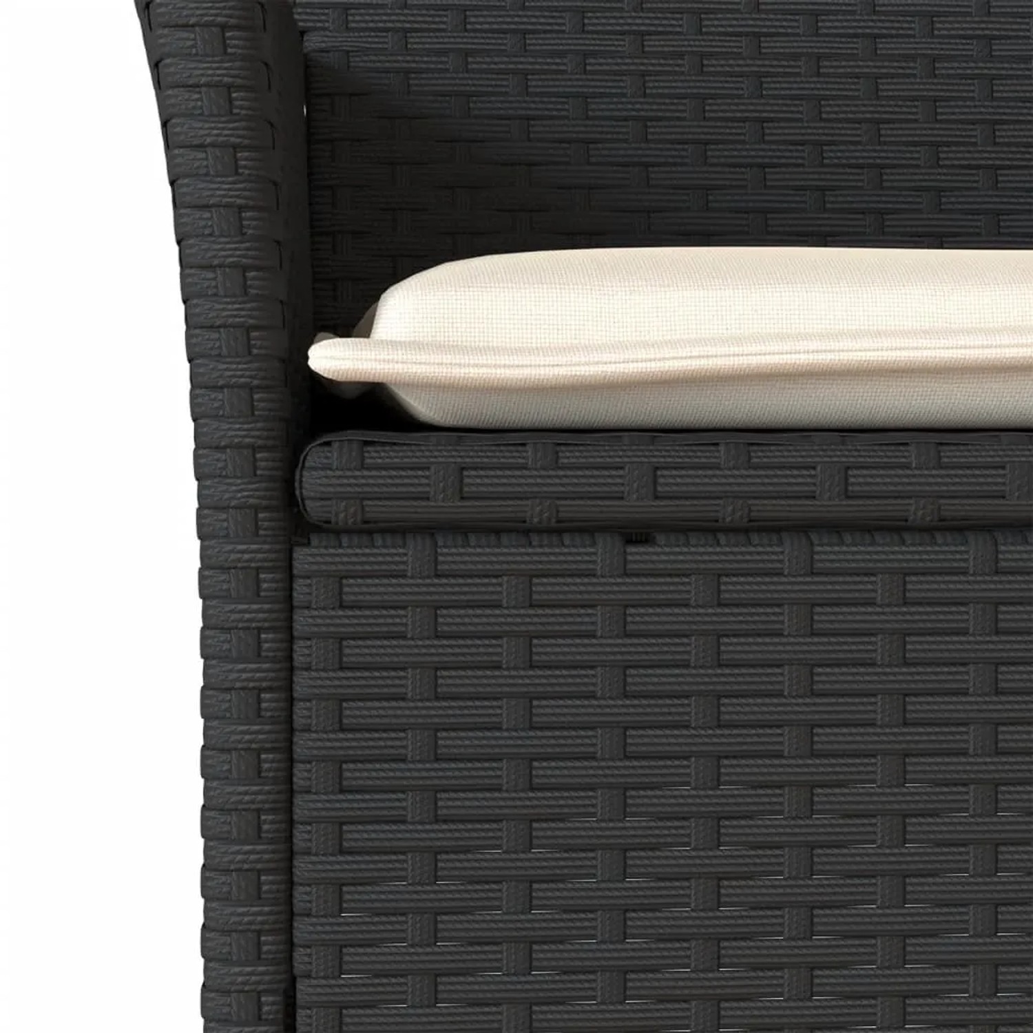 Detailaufnahme: Schwarzer Gartenstuhl aus Rattan mit cremefarbenem Kissen. Gemütliche Gartenmöbel.