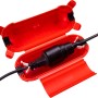 Offene rote Sicherheitsbox für Zwischenstecker mit schwarzem Stecker und Kabel darin.