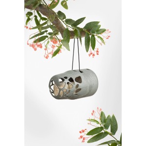 Grauer SingingFriend Vogelfutter-Spender Esmee aus Recycling-Material hängt an einem Ast.