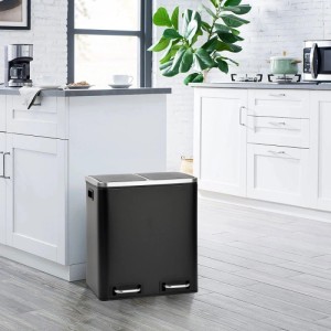 Schwarzer Svita TM2X15 Mülleimer, 30L Mülltrennsystem mit zwei Fächern und Tretpedalen in Küche.