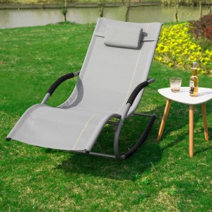 Graue SoBuy Sonnenliege (2er Set) mit Tasche, Metallgestell und Kunstfasergewebe im Garten.