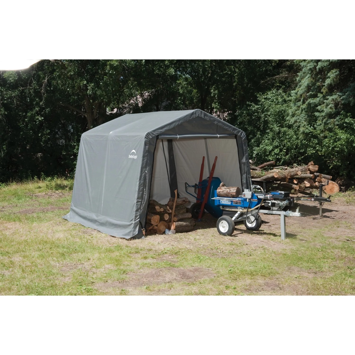 Graues Shelter Logic Metall-Gerätehaus 9 m² mit Holzlager und Holzspalter im Garten.