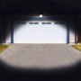 Schwarze Westfalia Solar LED Außenleuchte Panta Safe Light mit Bewegungsmelder an Garage.