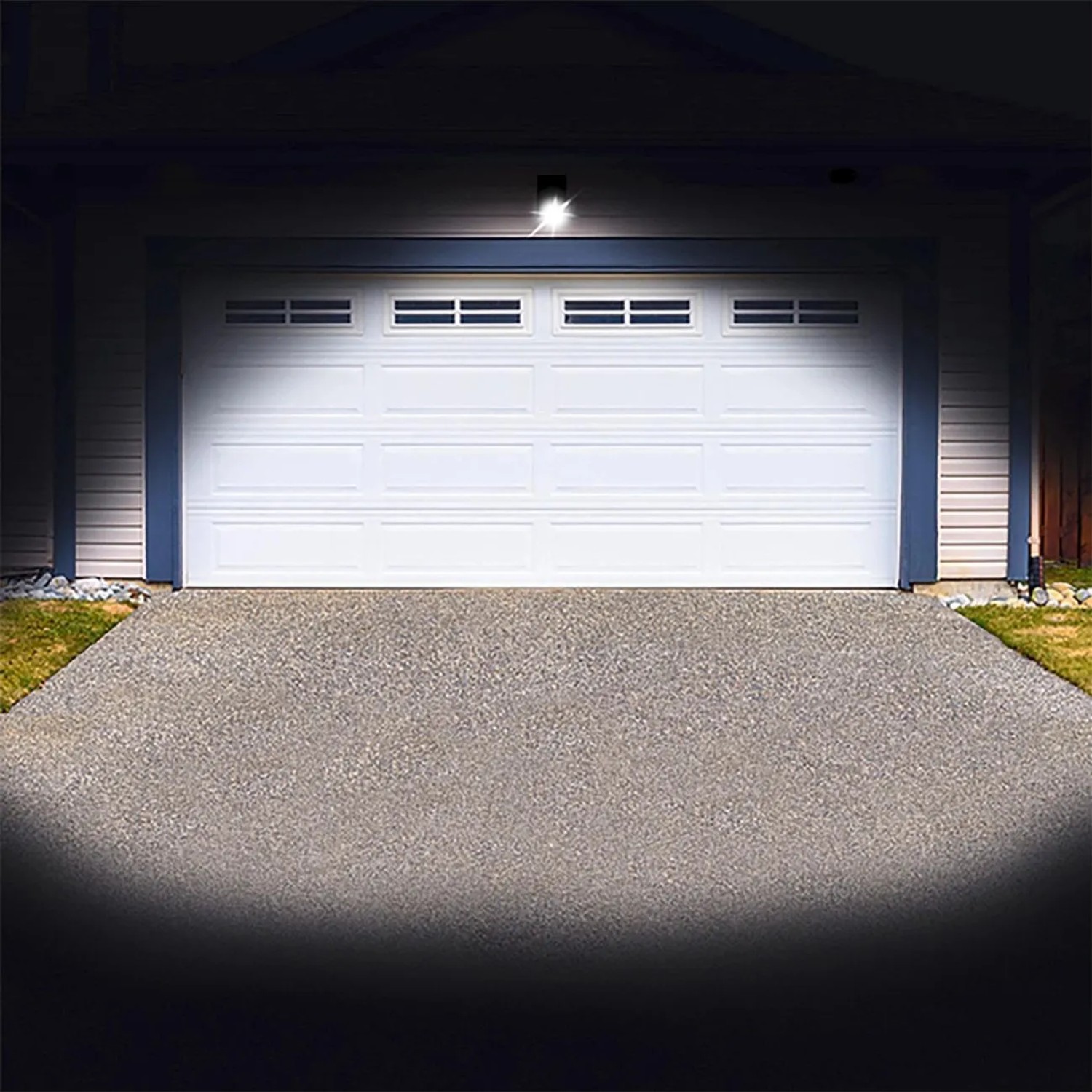 Schwarze Westfalia Solar LED Außenleuchte Panta Safe Light mit Bewegungsmelder an Garage.