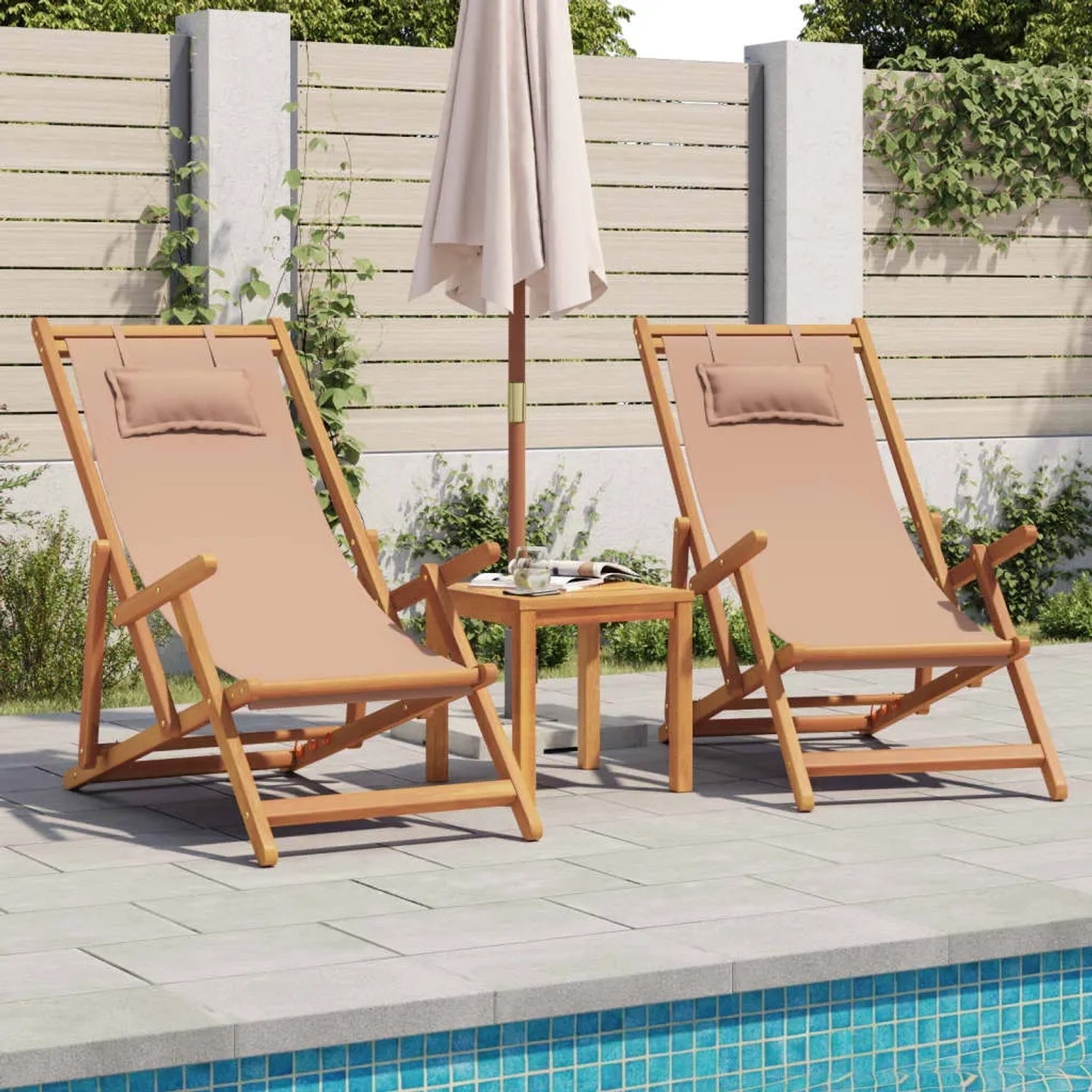 Zwei klappbare, taupefarbene vidaXL Strandstühle aus Eukalyptusholz mit Kissen am Pool.