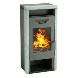 Wamsler LOGi-W Kaminofen mit Natursteinverkleidung in Grau, 8 kW Leistung. Feuer sichtbar.