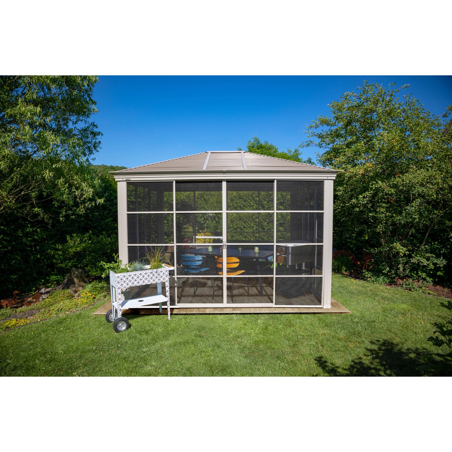 Sojag Pavillon Striano 10x12 Champagner mit Moskitonetz und Stahldach im Garten.
