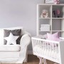 Beige Uni Vliestapete PROFHOME im Kinderzimmer mit Wiege und Sofa.