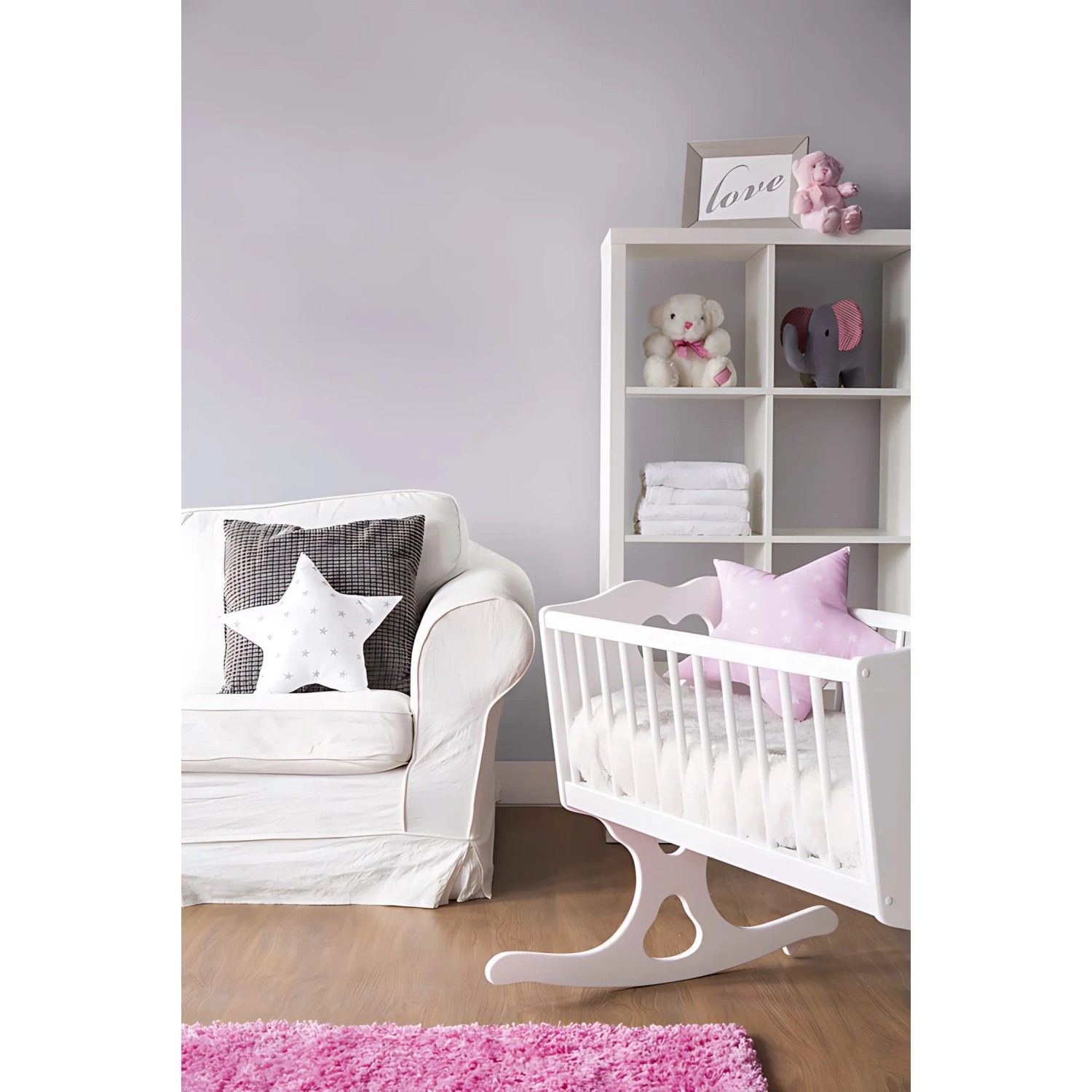 Beige Uni Vliestapete PROFHOME im Kinderzimmer mit Wiege und Sofa.