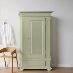 Schrank in edelmattem Grün (Essenz der Natur®) gestrichen mit Alpina Feine Farben Lack.
