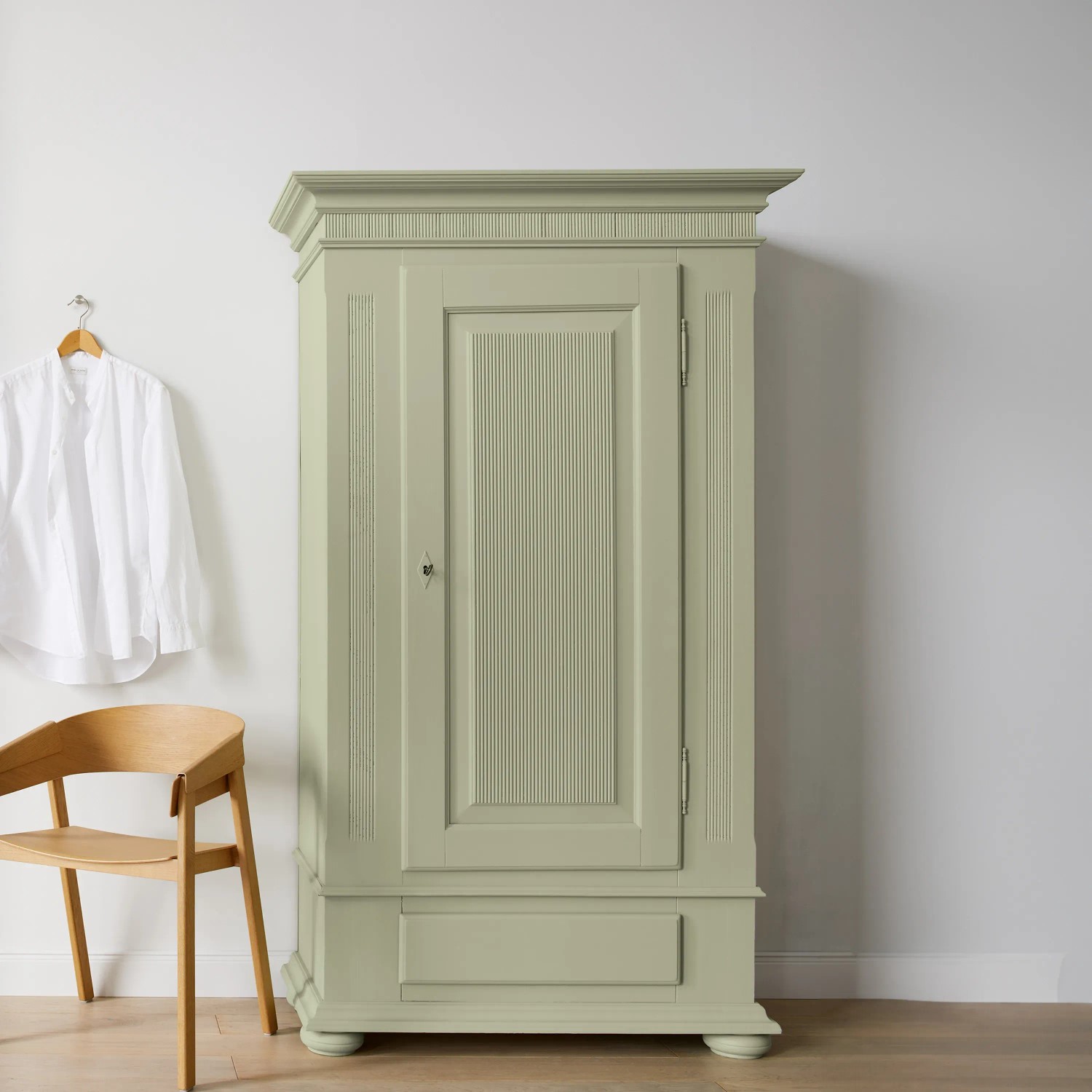 Schrank in edelmattem Grün (Essenz der Natur®) gestrichen mit Alpina Feine Farben Lack.