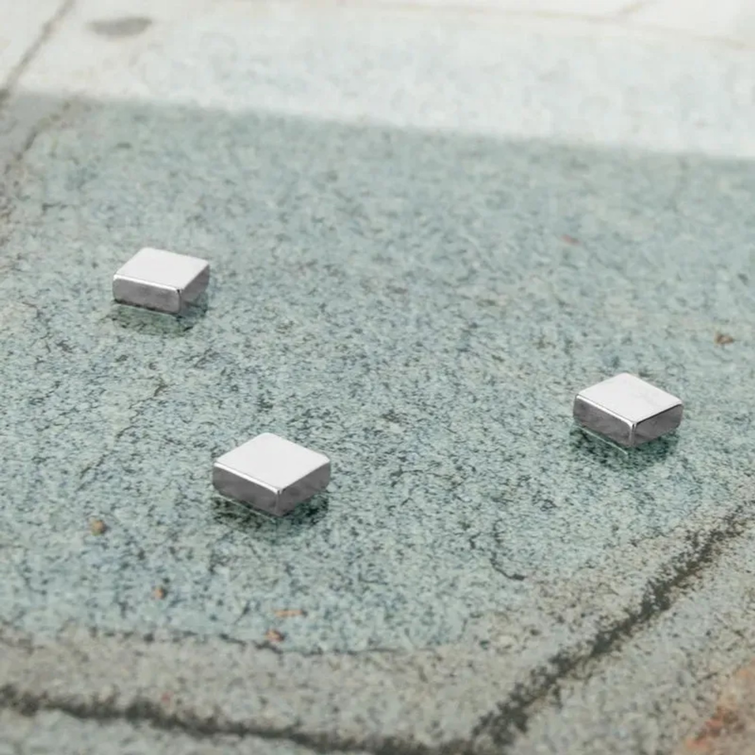 Drei Magnete für KARAT Design Memoboard Flagstone Glas-Magnettafel, Dekoartikel.