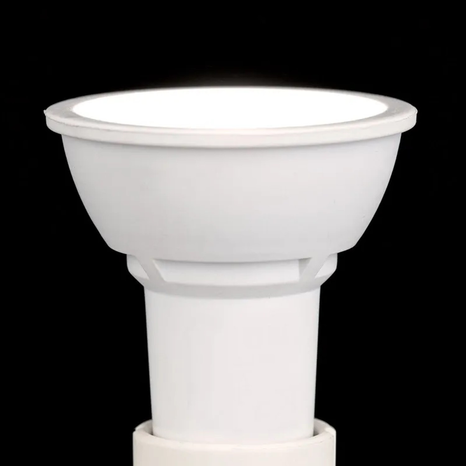 Dimmbare LED-Reflektorlampe GU10, 5,5W, warmweißes Licht für OBI.