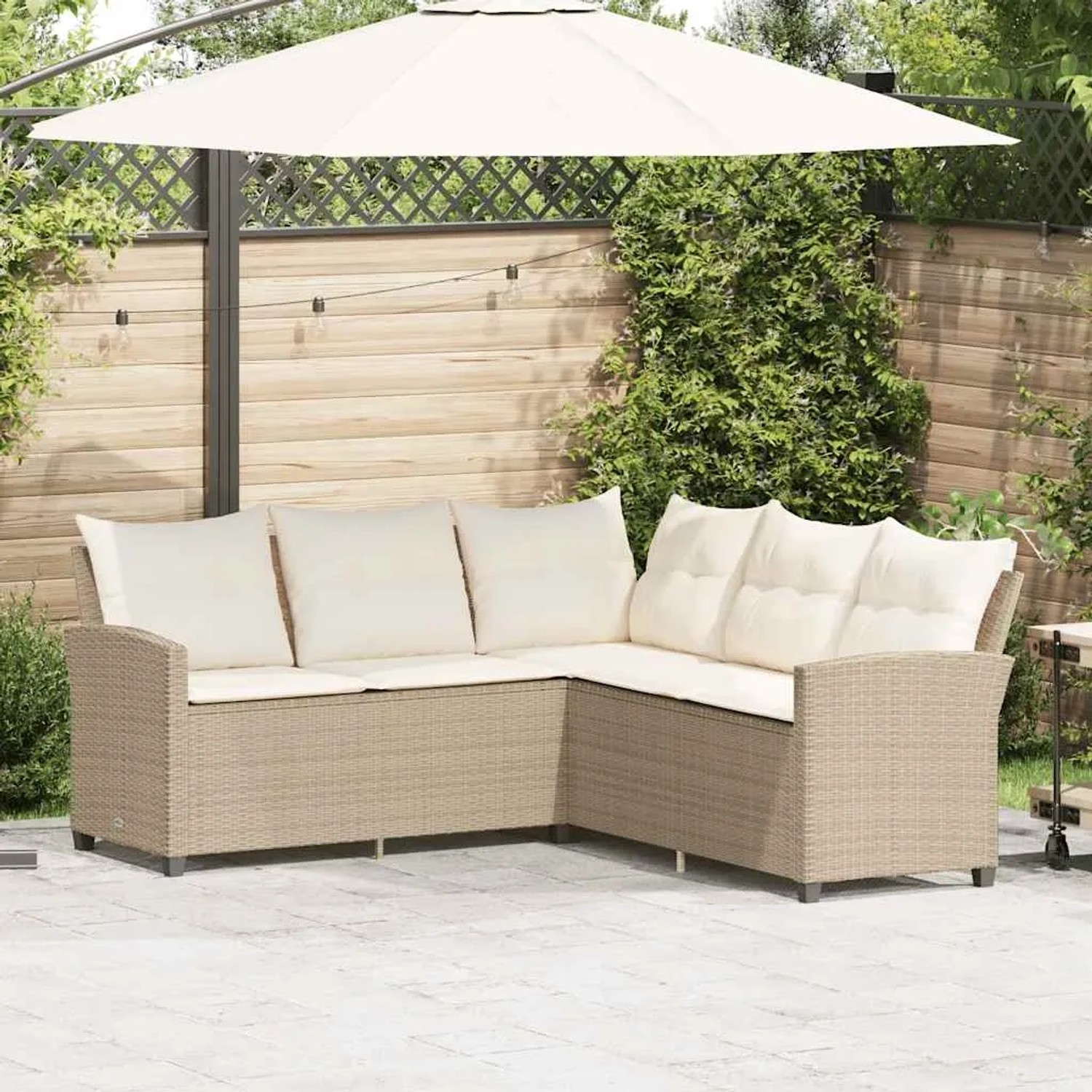 Beiges L-förmiges Couchsofa aus Poly Rattan mit Kissen für den Garten.