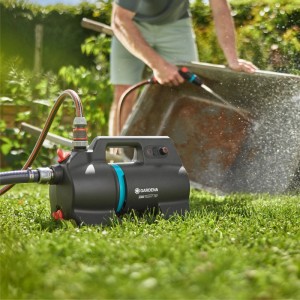 Gardena Akku-Gartenpumpe 3000 Silent 18V P4A Set im Einsatz beim Reinigen einer Schubkarre.