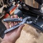 Gerber Multi-Tool Dual-Force mit 12 Werkzeugen in Hand, Zange geöffnet.