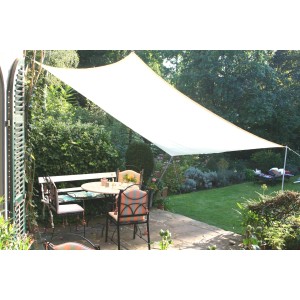 Rechteckiges, helles Sonnensegel in Elfenbein (300x400 cm) über einer Gartensitzgruppe.