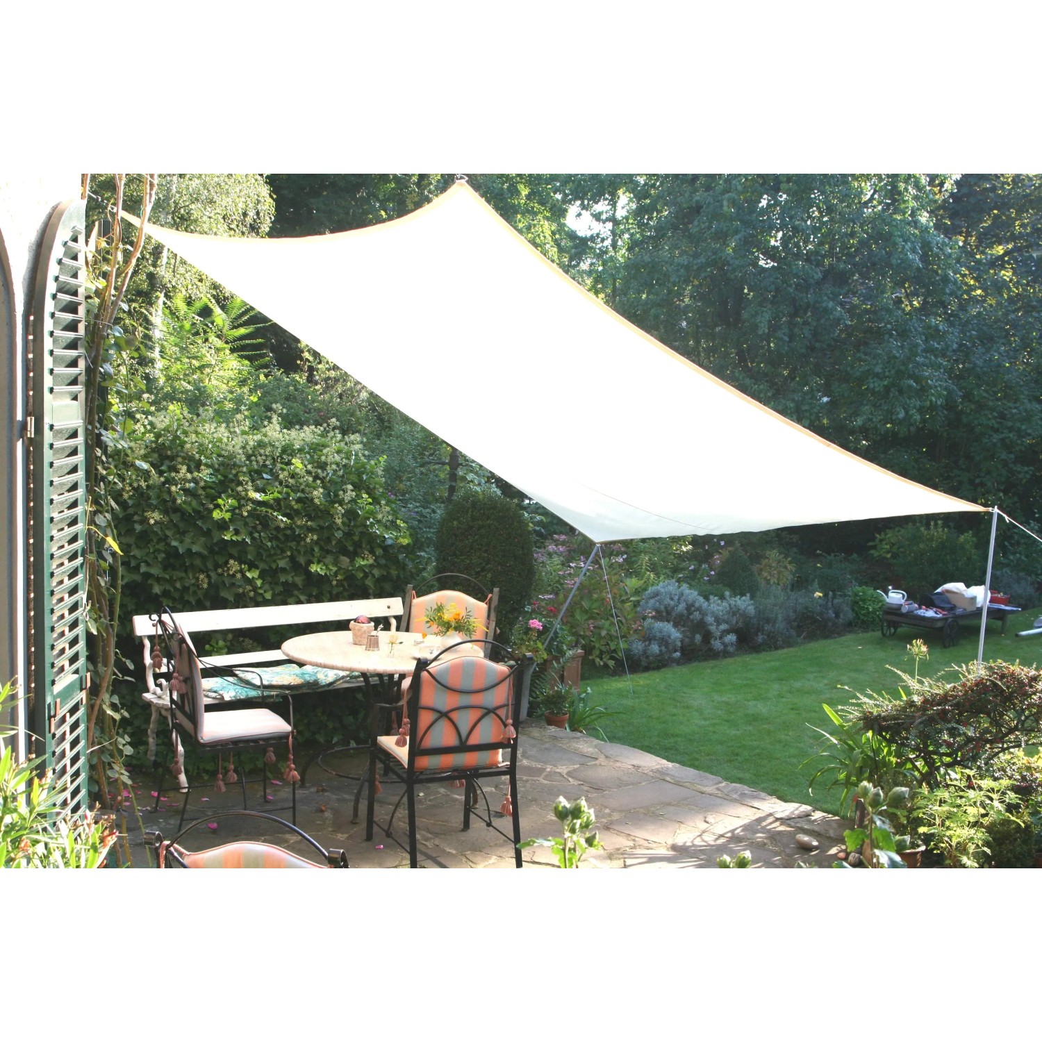Rechteckiges, helles Sonnensegel in Elfenbein (300x400 cm) über einer Gartensitzgruppe.